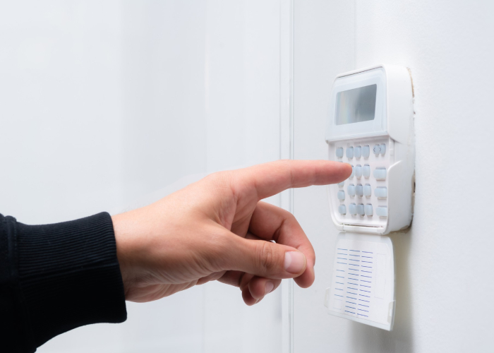Système d’alarme anti-intrusion avec clavier de contrôle par Marchand Père et Fils Clavier d’alarme anti-intrusion installé par Marchand Père et Fils pour sécuriser une habitation ou un local professionnel