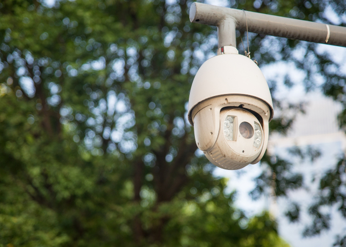 Vidéosurveillance extérieure Caméra de vidéosurveillance extérieure installée par Marchand Père et Fils pour protéger les accès et les espaces sensibles