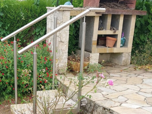 Pose de main courante inox extérieure par Marchand Père et Fils Main courante en inox sur escalier extérieur réalisée par Marchand Père et Fils pour un aménagement sécurisé et soigné