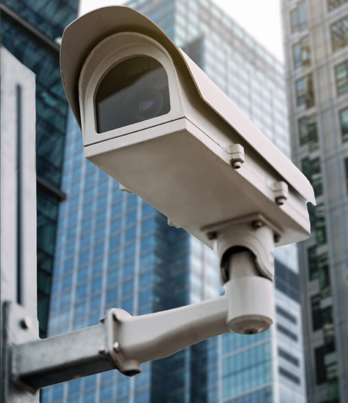 Caméra de vidéosurveillance extérieure installée par Marchand Père et Fils pour sécuriser un bâtiment professionnel