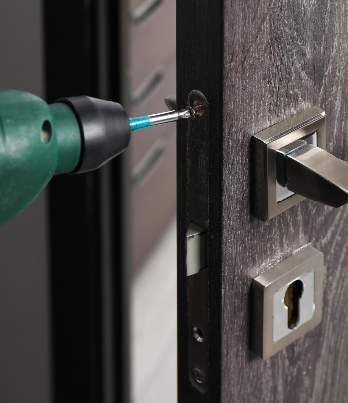 Installation de serrure de porte par Pose et réglage de serrure sur porte par Marchand Père et Fils pour renforcer la sécurité d’un accès