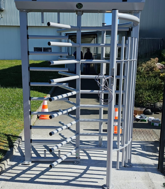 Installation de tourniquet de contrôle d’accès par Marchand Père et Fils Tourniquet de contrôle d’accès installé par Marchand Père et Fils pour sécuriser l’entrée d’un site professionnel