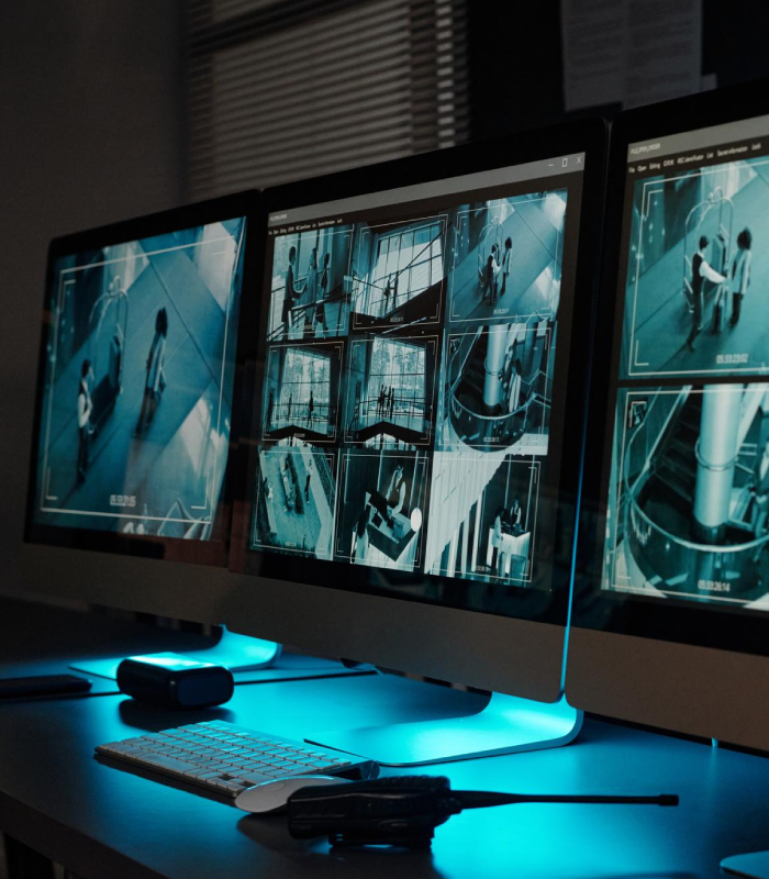 Vidéosurveillance et contrôle à distance Système de vidéosurveillance avec écrans de contrôle installé par Marchand Père et Fils pour sécuriser les accès et les bâtiments